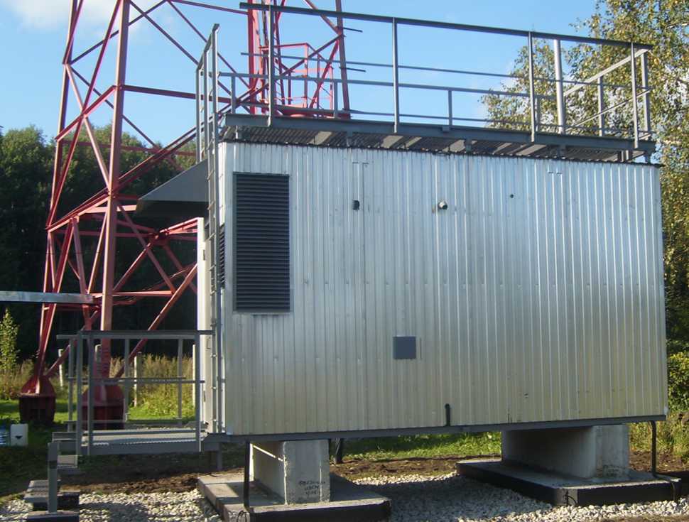Блок-контейнер связи, установленный рядом с башней связи 